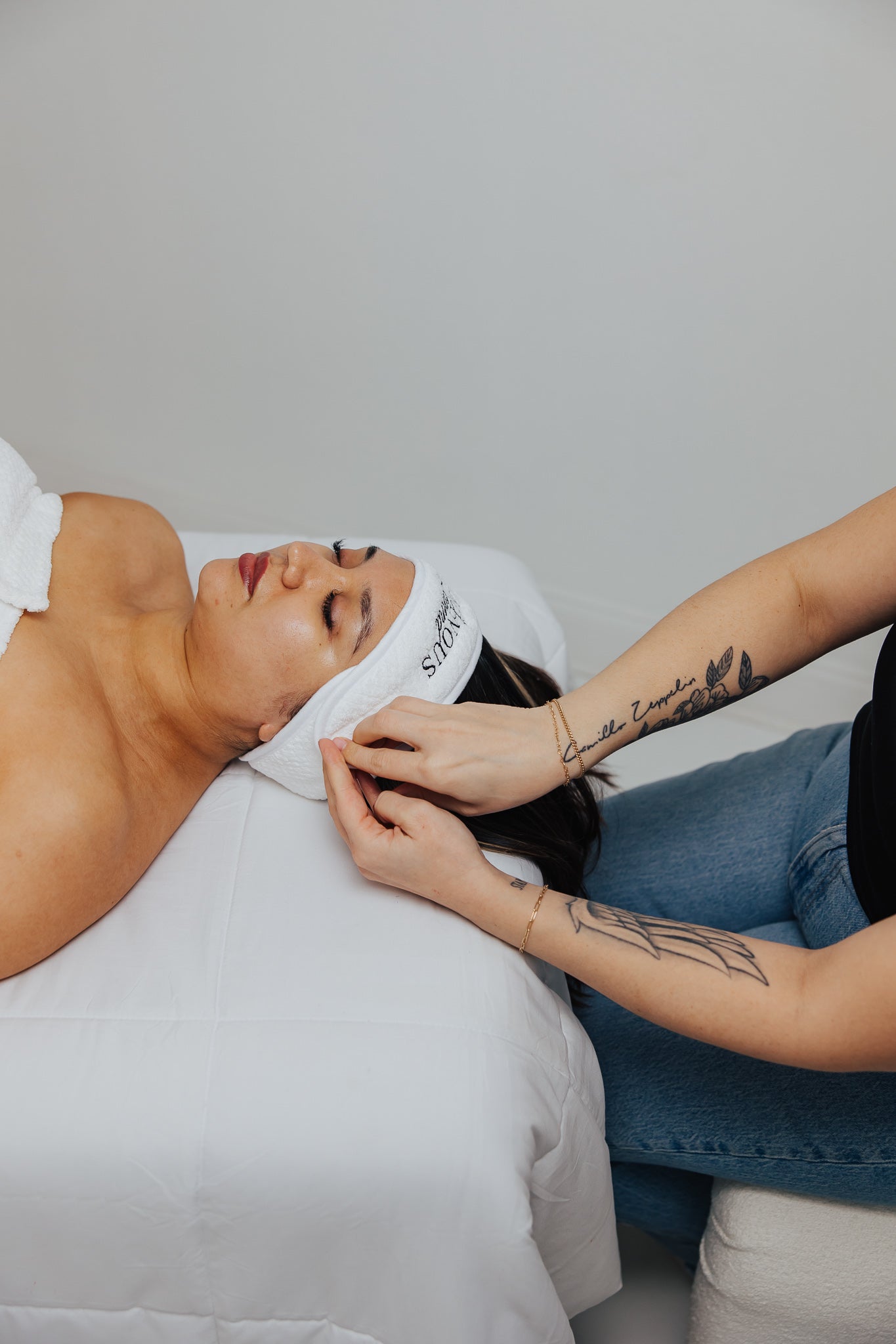 LUMINOUS LEGEND ULTRA PLUSH HEAD WRAP